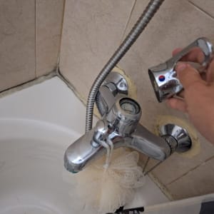 ברז אמבטיה עם ידית מתכת מנותקת