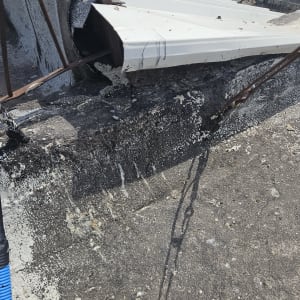 חיבורי מתכת וגג עם סימני נזילה