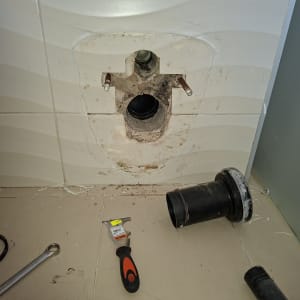 כלים לתיקון נזילות בצנרת קיר