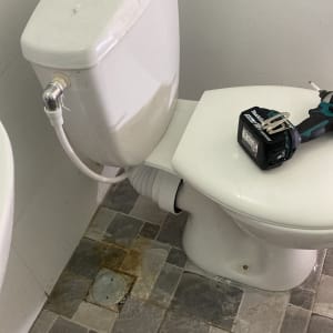 אסלה עם מקדחה על המכסה, רצפת אריחים