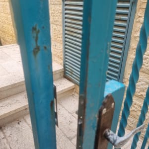 מנעול דלת מתכת כחולה עם ידית חלודה