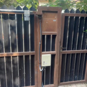 שער חשמלי עם חיווט ותיבת בקרה