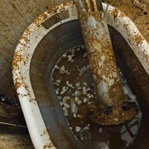 חלקי דוד שמש מלוכלכים במים עם חלודה