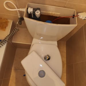 מיכל הדחה פתוח עם צינור ומנגנון פנימי