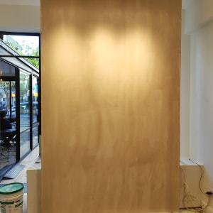 קיר צבוע בצבע בז