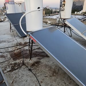 דודי שמש על גג עם קולטים סולאריים