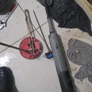 חלקי דוד שמש וכלים על הרצפה