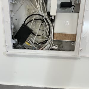 ארון תקשורת עם כבלים ומכשירים שונים