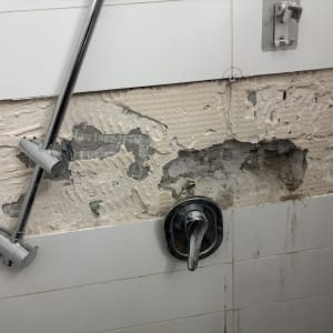 ברז מקלחת עם קיר פתוח ותיקון צנרת