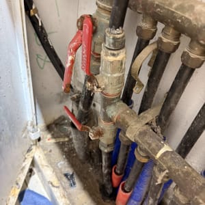 צנרת מים עם ברזים אדומים וכחולים