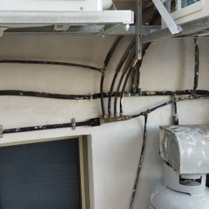 צינורות שחורים מחוברים לקיר עם מחברים