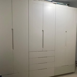 ארון בגדים לבן עם דלתות ומגירות