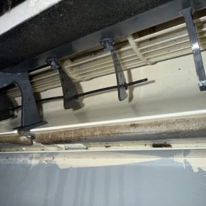 חלק פנימי של מזגן עם לכלוך ואבק