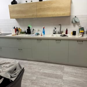 מטבח מודרני עם ארונות, כיור וכלים על השיש