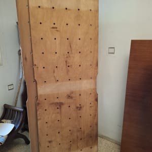 לוח עץ עם חורים עומד בחדר