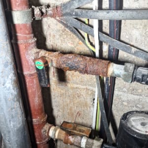 צינור חלוד עם ברזים ומד מים