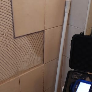 אריחים מוסרים מהקיר, מכשיר מדידה בתיק פתוח