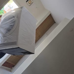 מכשיר עטוף בניילון בחדר עם קירות לבנים