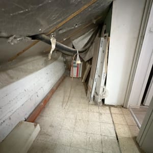 אזור עבודה עם צינורות וחומרי בניין