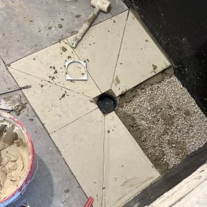 התקנת אריחים עם כלים וחומרים באתר בנייה