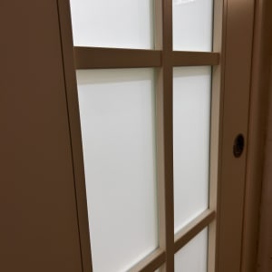 דלת עם זכוכית חלבית ומסגרת עץ