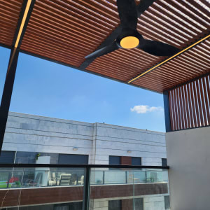 פרגולה מאלומיניום עם מאוורר תקרה