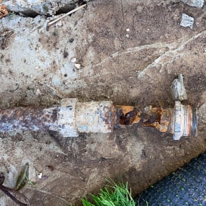 צינור חלוד שבור על הקרקע