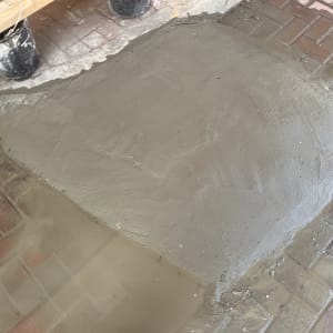 תיקון ריצוף עם בטון על רצפת לבנים