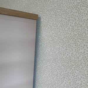 טפט עם דוגמת עלים על קיר