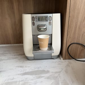 בר מים עם כוס חד פעמית על משטח שיש