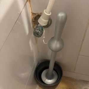 צינור מים עם ברז וכוס יניקה