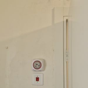 שעון טיימר ומתג חשמלי על קיר