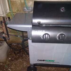 גריל גז עם שלושה כפתורים ומד טמפרטורה