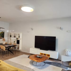 סלון עם ציור על הקיר וריהוט מודרני