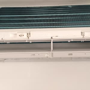 יחידת מיזוג אוויר מותקנת על קיר