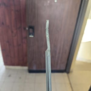 כלי מתכת דק המשמש לפריצת מנעולים