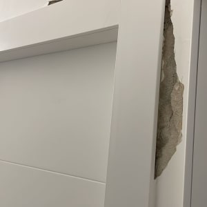 נזק בקיר ליד דלת, טיח מתקלף