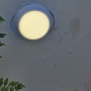 תאורה מותקנת על קיר חיצוני