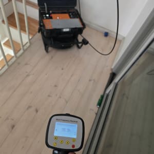 מכשיר לגילוי נזילות עם מסך תצוגה