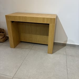 שולחן עץ פשוט על רצפת אריחים אפורה