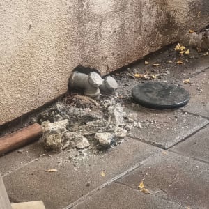 התקנת צנרת ביוב ופקק ביקורת בקיר חיצוני בחצר