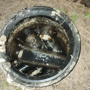 צינורות ביוב עם חלודה בתוך בור פתוח