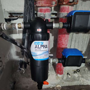 מסנן מים מותקן על צינור עם ברזים