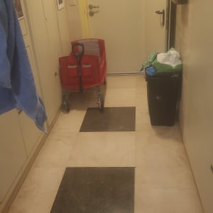 מסדרון עם עגלה אדומה ודלת לבנה