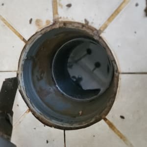 פתח ניקוז עם כלי עבודה להסרת לכלוך