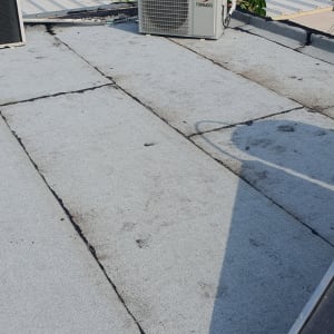 גג עם יריעות איטום ומזגנים