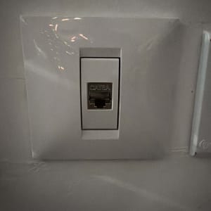 שקע רשת CAT6 על קיר לבן