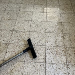 רצפה נקייה עם כלי ניקוי בחדר ריק