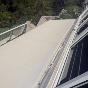 גג עם כיסוי איטום ליד מעקה זכוכית