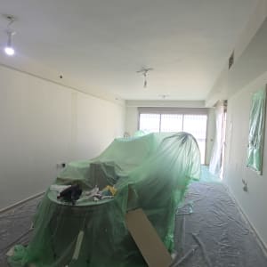 רהיטים עטופים בזמן צביעה